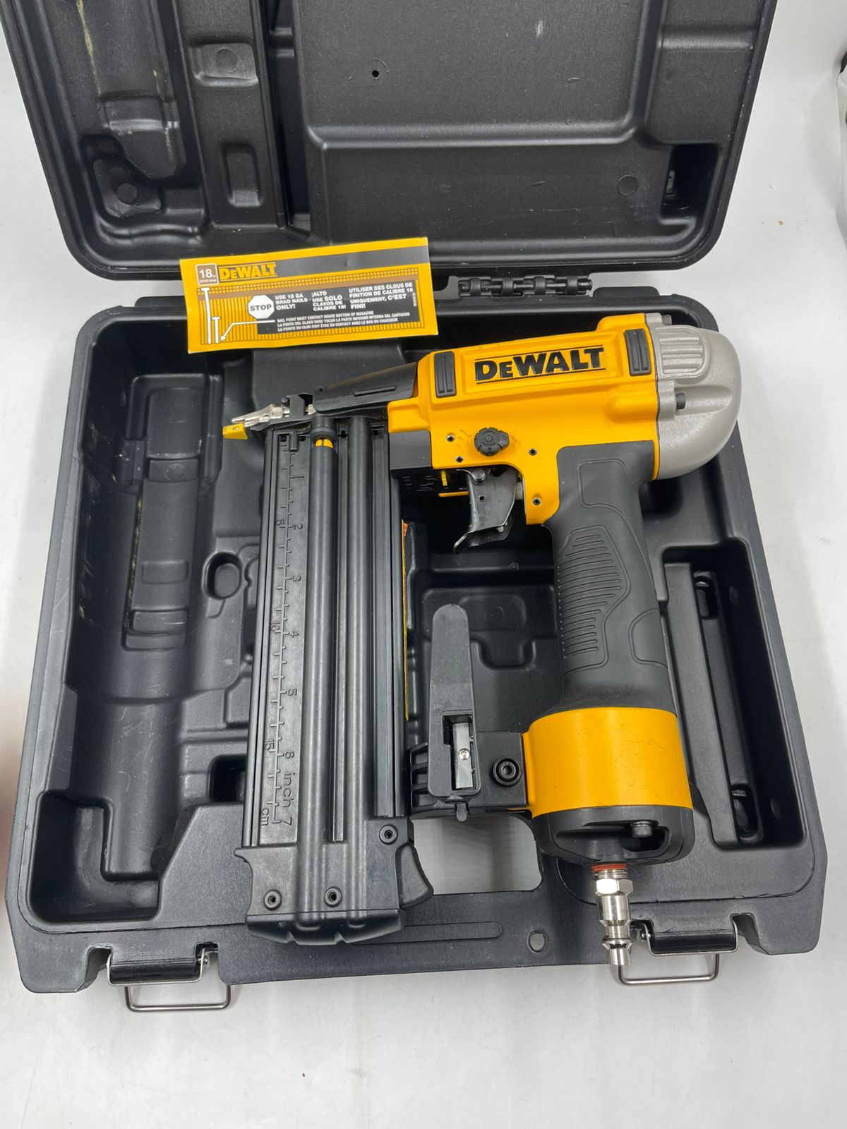 Clavadora Brad neumática calibre 18 DEWALT.(USADA)