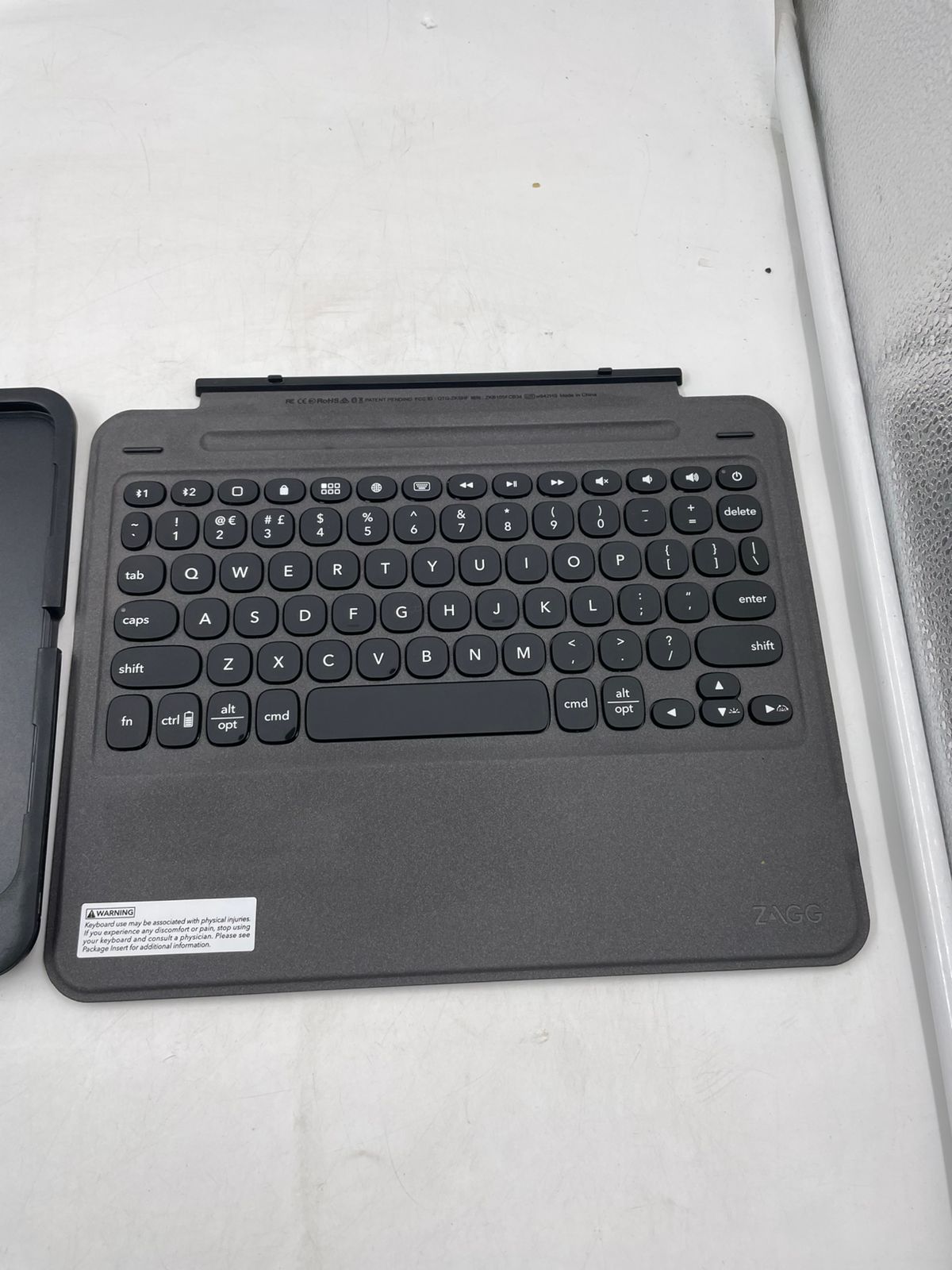 ZAGG Slim Book Go - Funda Ultradelgada con Teclado Bluetooth.