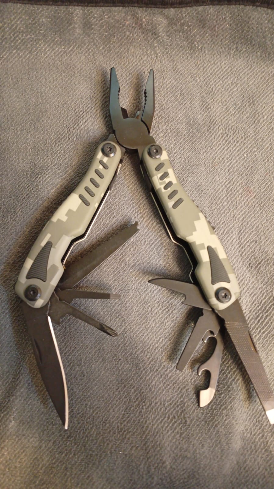 Herramienta Multifuncional Plegable EDC 14, Con estuche.