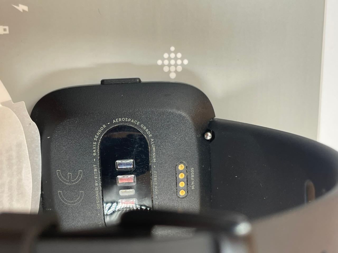 Fitbit Reloj Inteligente Versa, Aluminio Negro.(USADO)