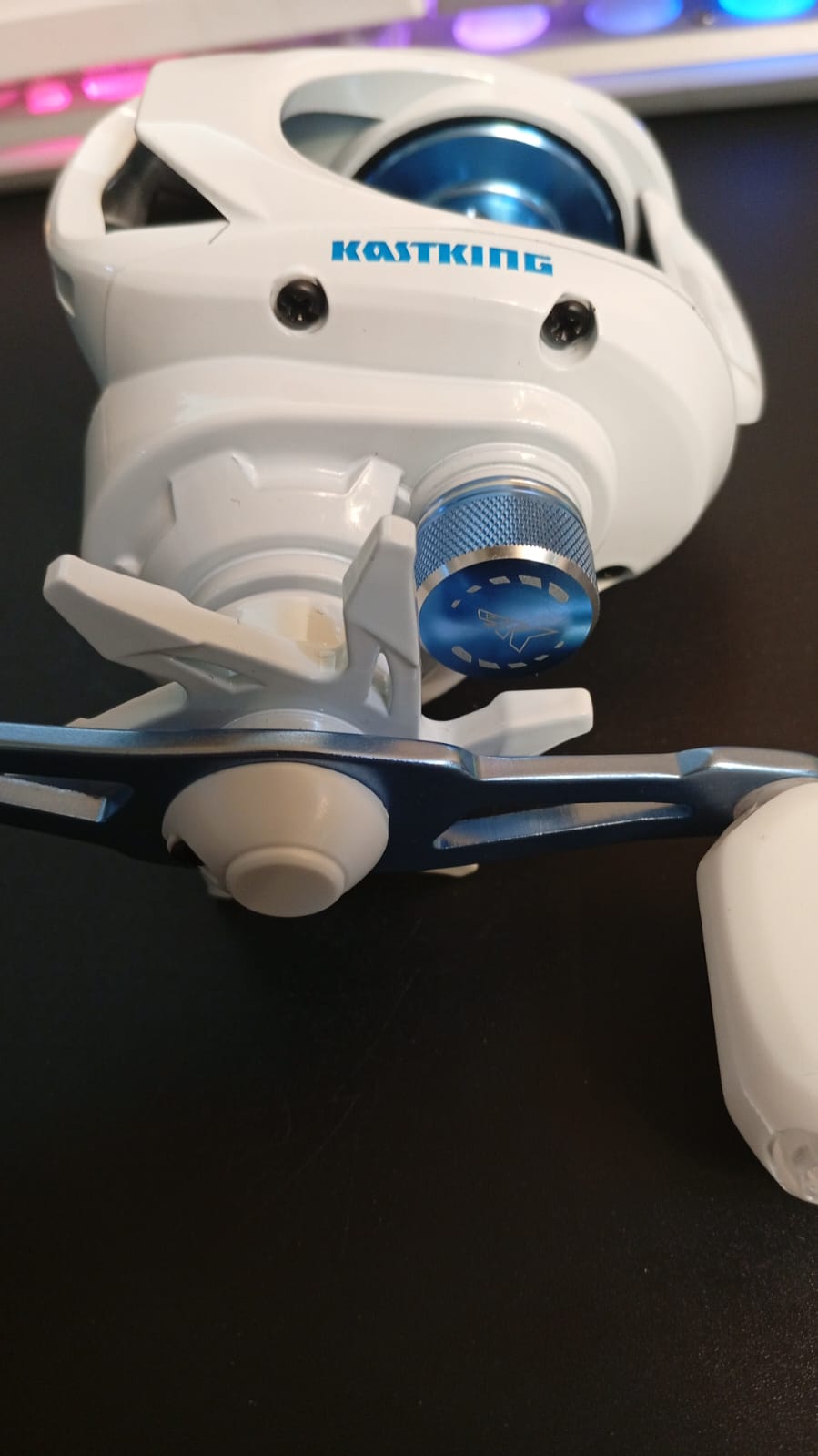 Carrete de pesca para zurdos, KastKing Centron Lite, blanco.
