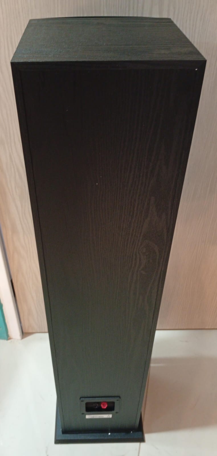 Polk Audio T50 Bocina Tipo Columna, Negro, (DETALLE).