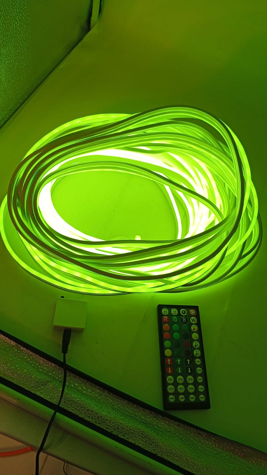 Tira de luces LED de neón de 60 pies, Control remoto, RGB.(USADO)