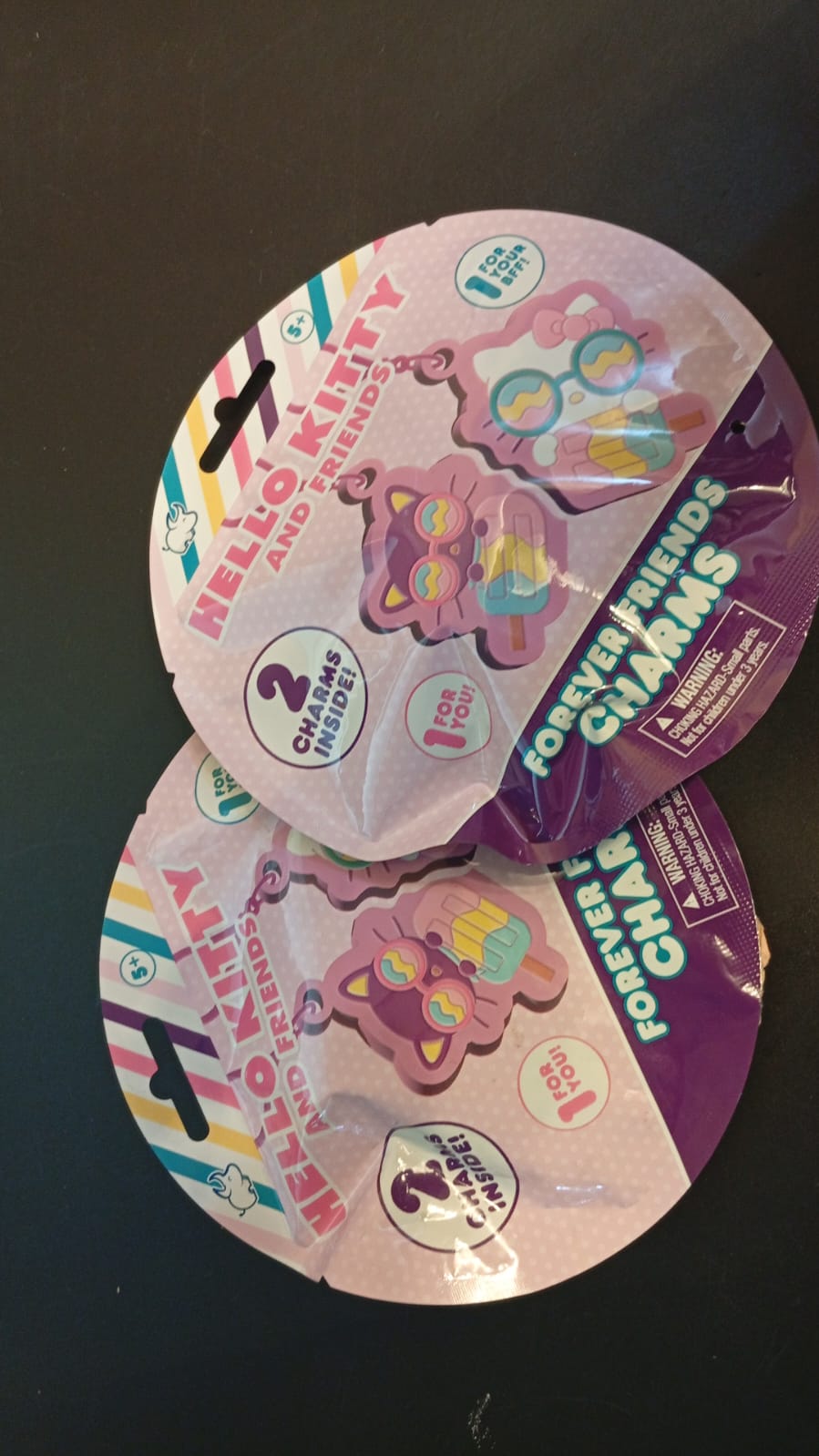 Charms Sorpresa, Hello Kitty, Friends Forever, Lote de 6.