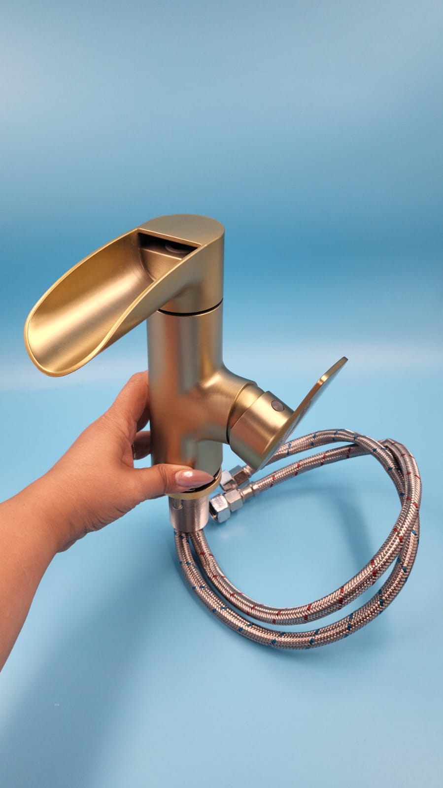 Grifo para baño Waterfall de una manija y un solo orificio, de arco bajo