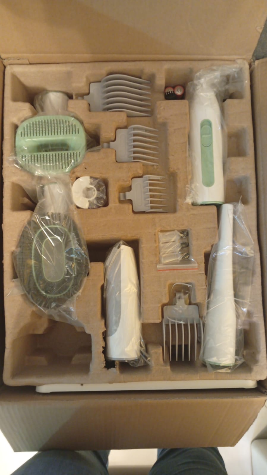 Kit de aseo para mascotas, con cortaúñas, cap 2.5 lts, desmontable.