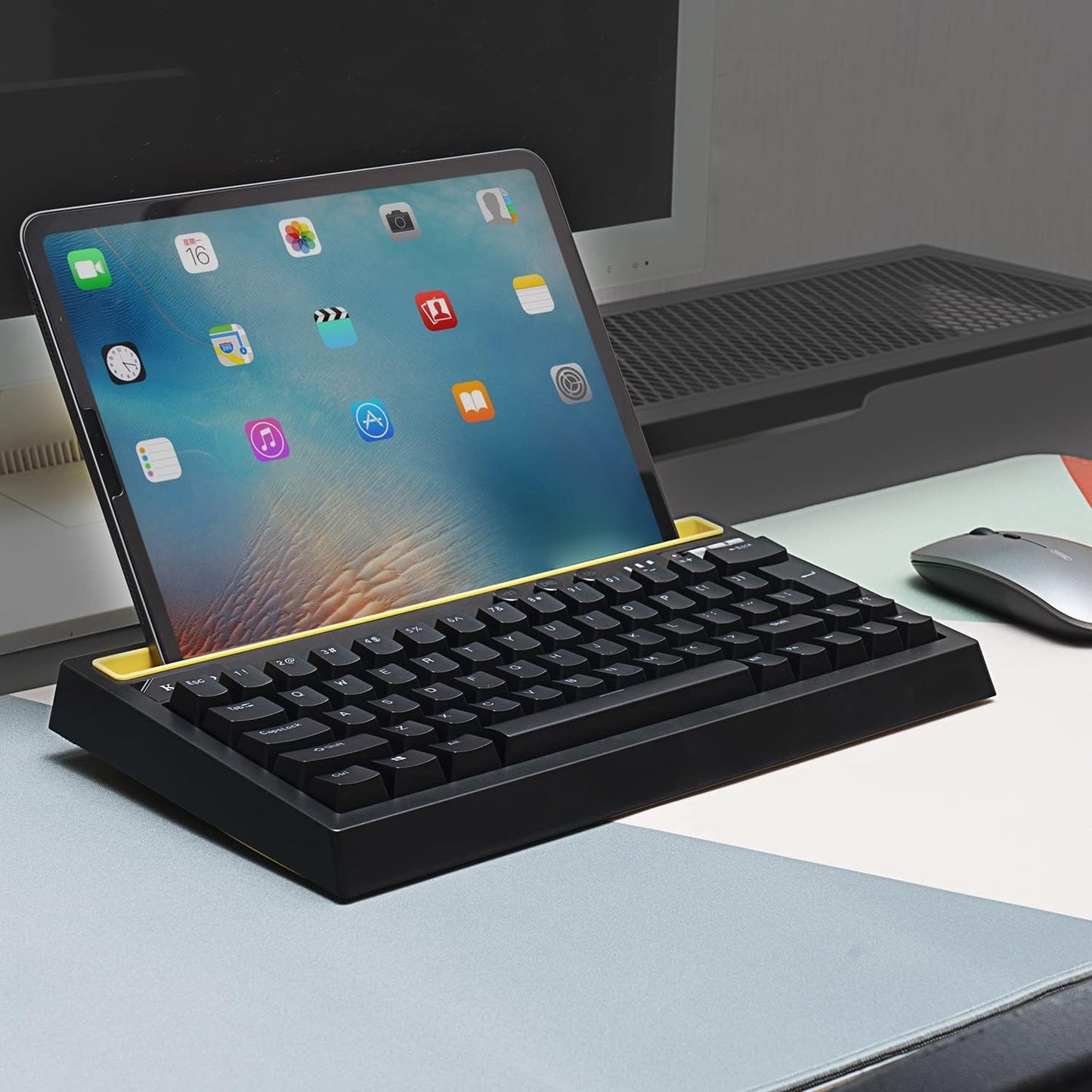 Teclado mecánico inalámbrico RGB luminoso.