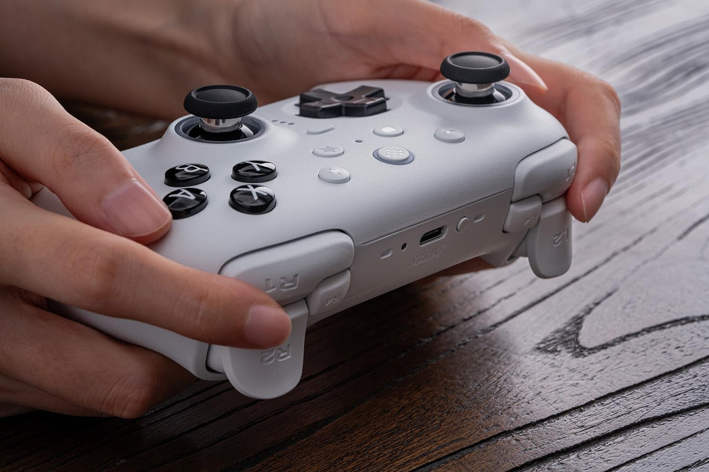 8Bitdo Ultimate 2 Bluetooth Controller for Switch/Switch 2 & Windows PC. USADO