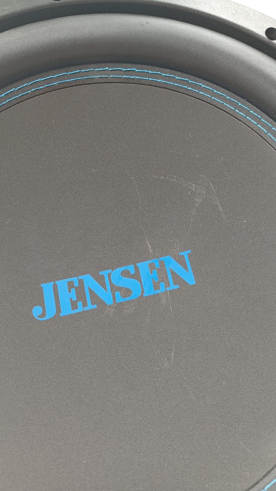 subwoofer Jensen J12W de 12 pulgadas y 1200 vatios. ( DETALLE)