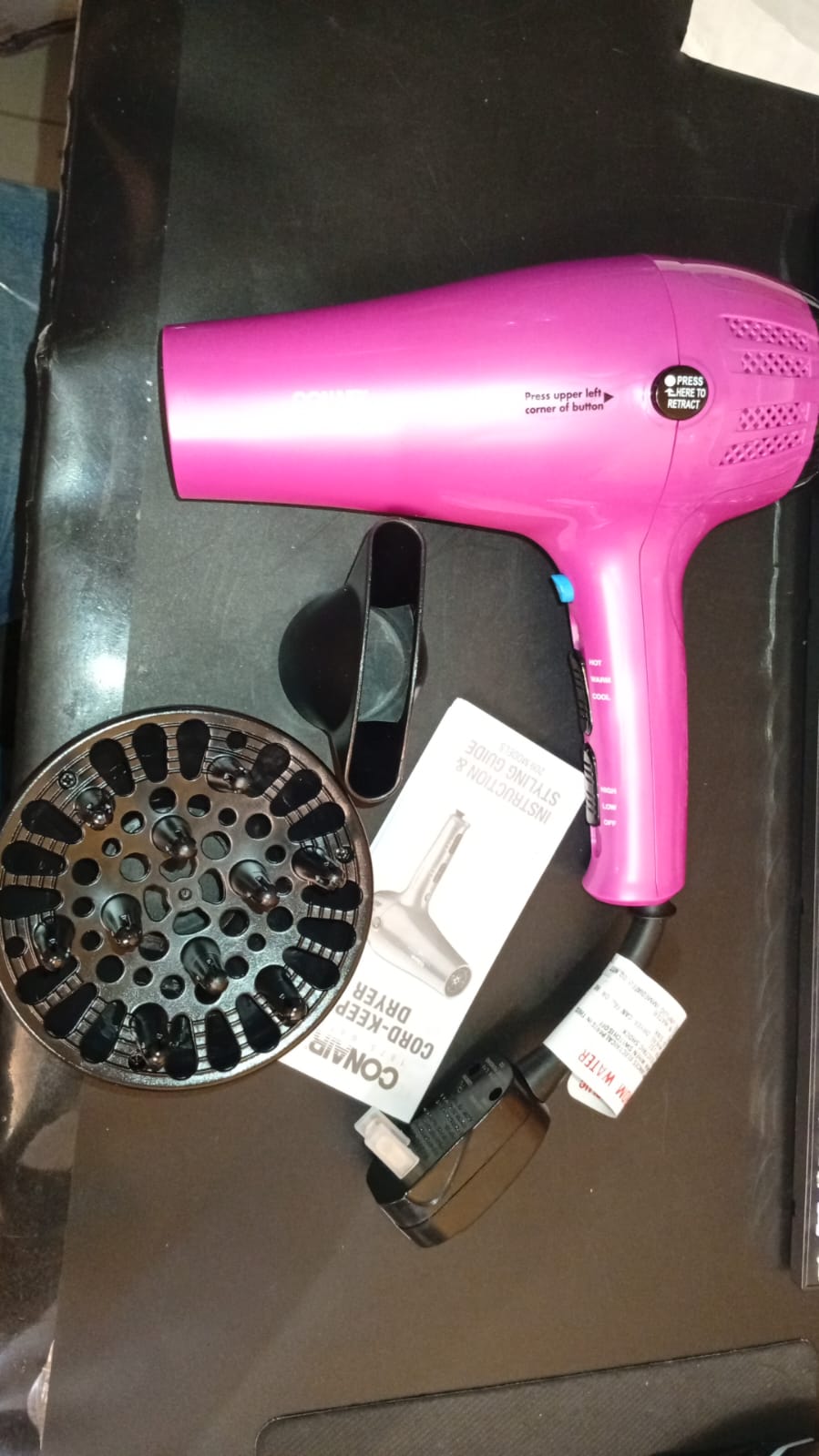 Secador de pelo Conair, 1875 vatios, con cable retráctil y difusor.
