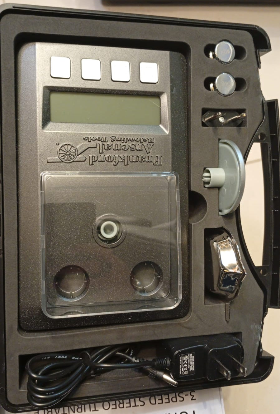 Báscula de precisión Frankford Arsenal Platinum Series con estuche.