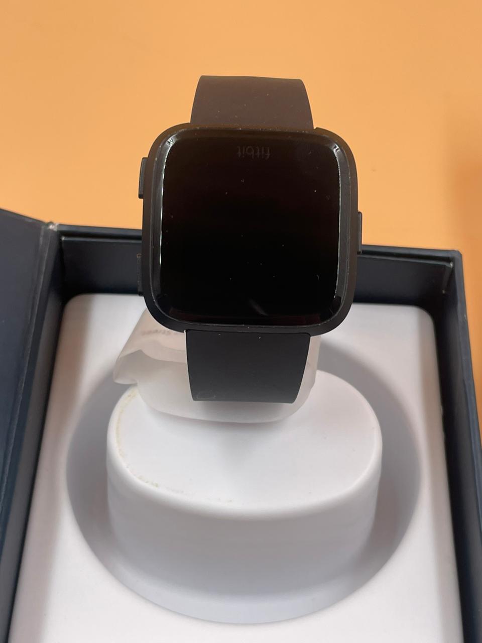 Fitbit Reloj Inteligente Versa, Aluminio Negro.(USADO)