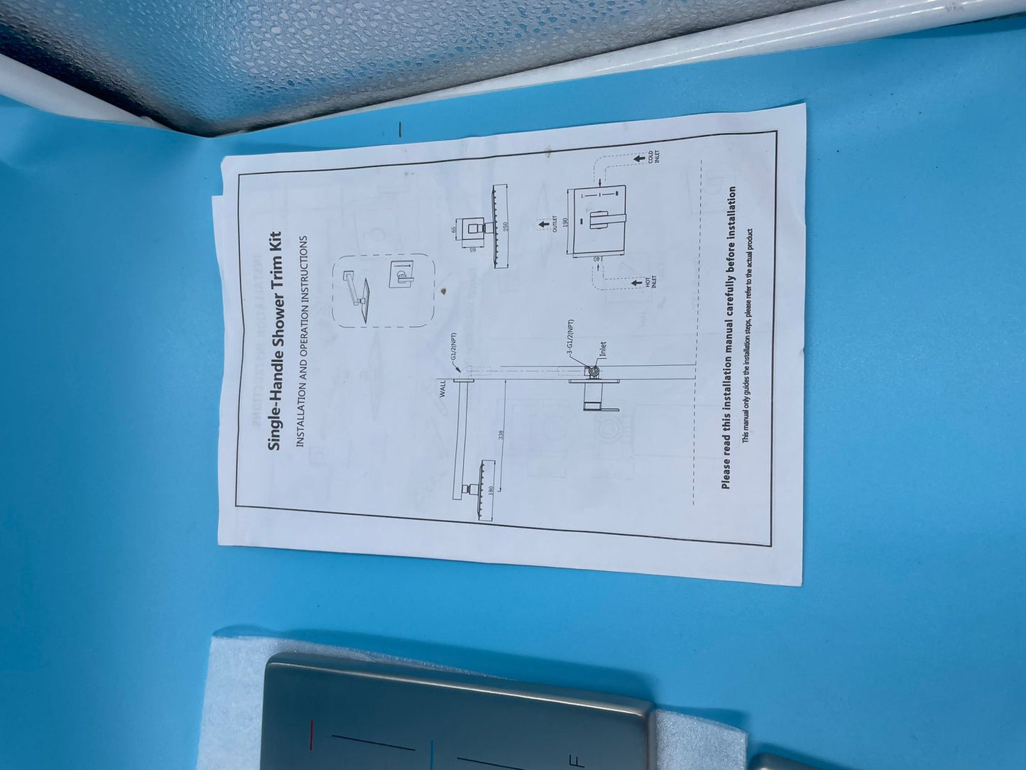 Grifo de ducha cuadrado con cabezal de ducha de lluvia inoxidable.