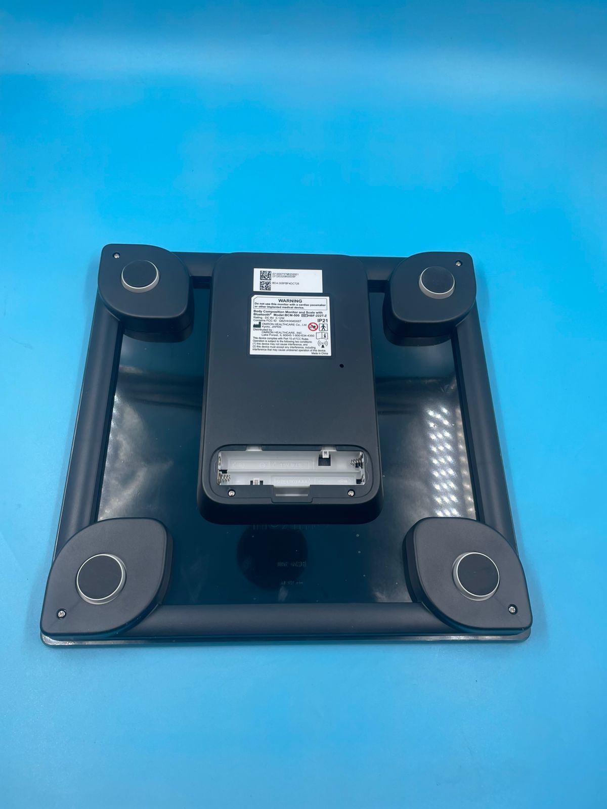 Báscula y monitor de composición corporal OMRON.