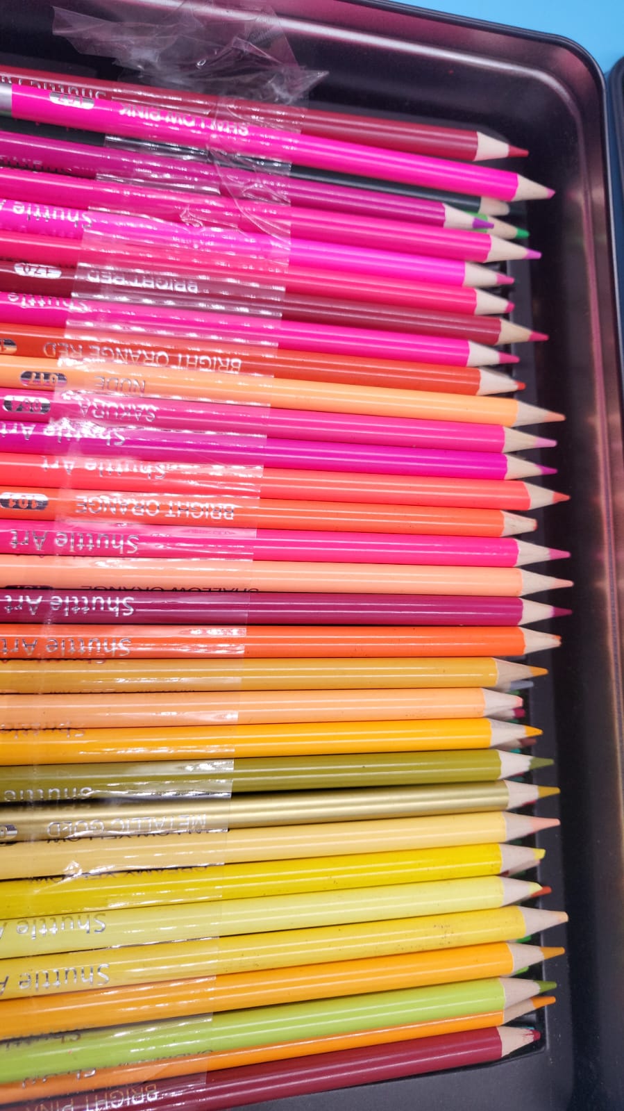 Lápices de colores profesionales para dibujar. caja abierta