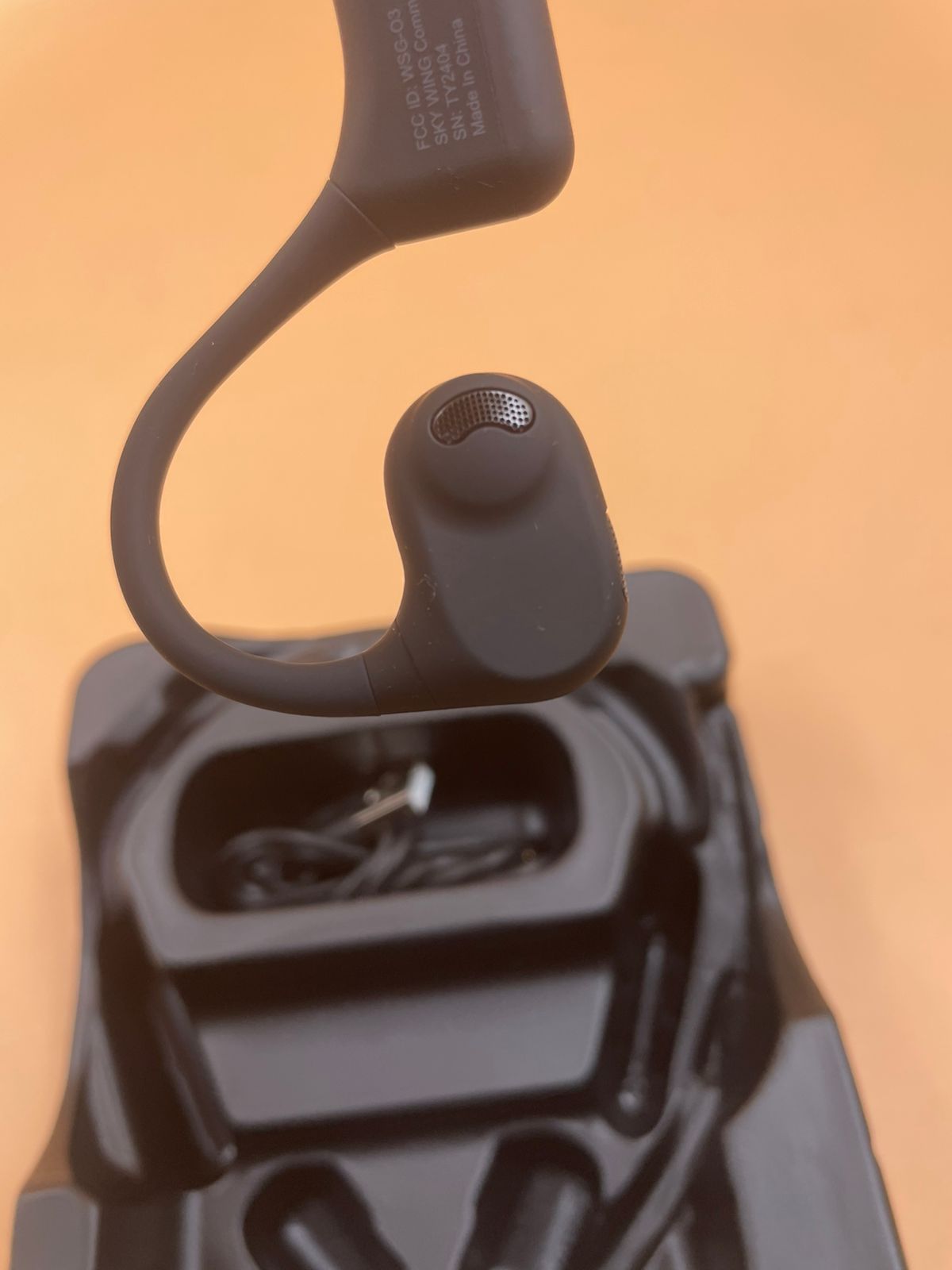 LEVN - Auriculares de oído abierto con micrófono.(USADOS)