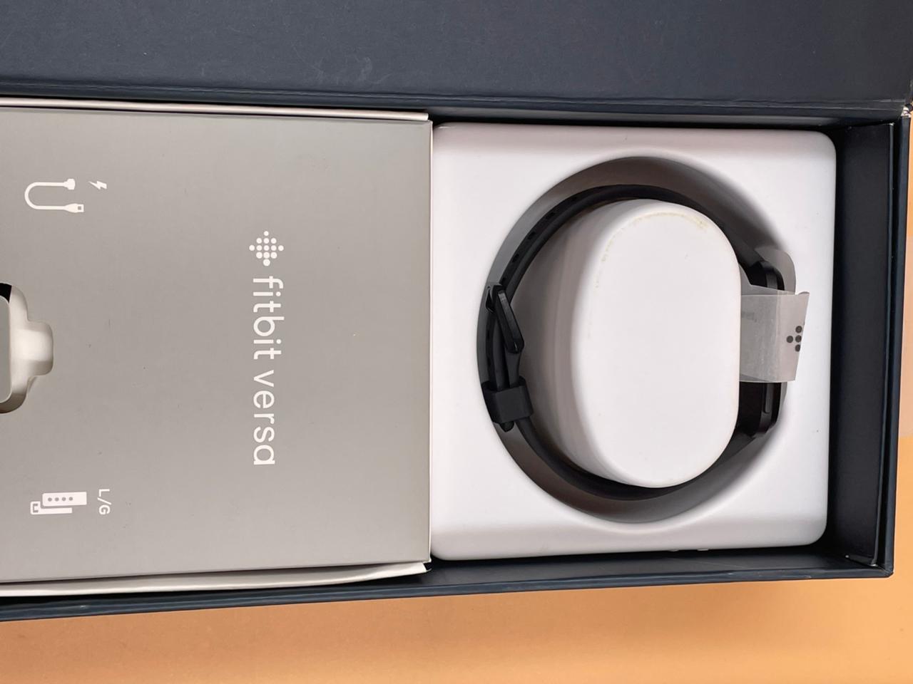 Fitbit Reloj Inteligente Versa, Aluminio Negro.(USADO)