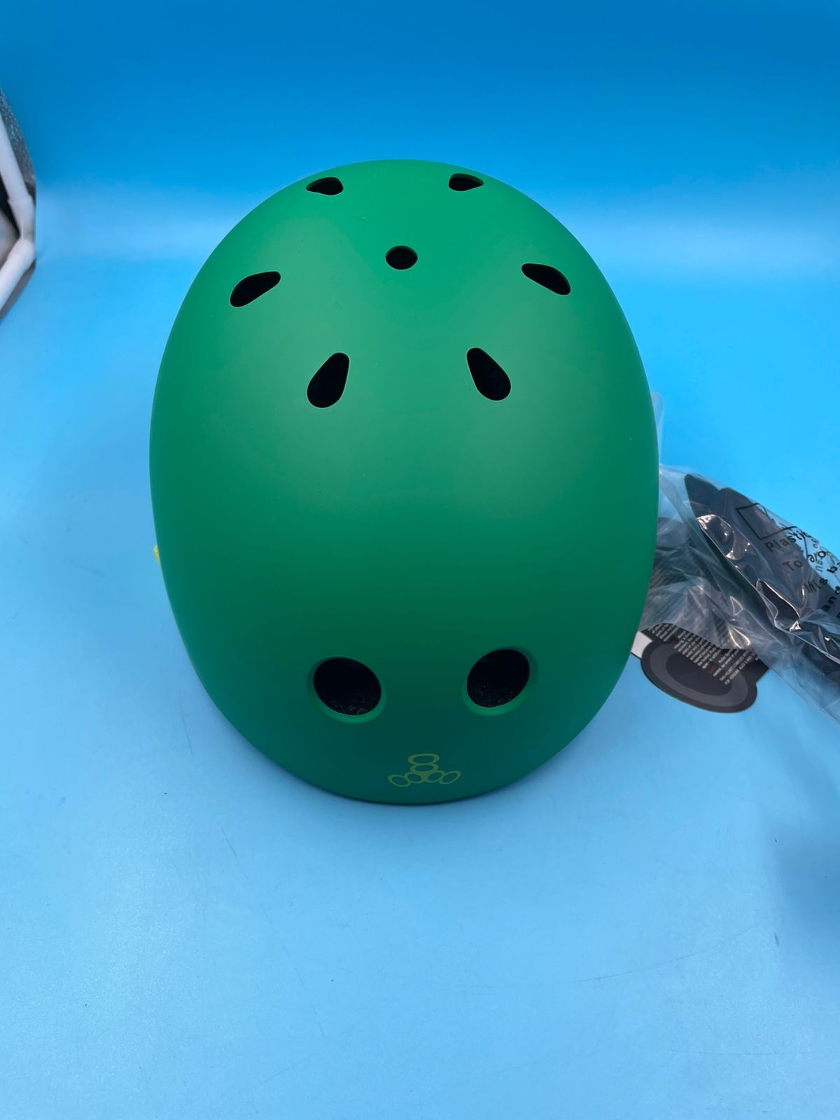 Casco Doble Certificado TRIPLE 8, color verde.