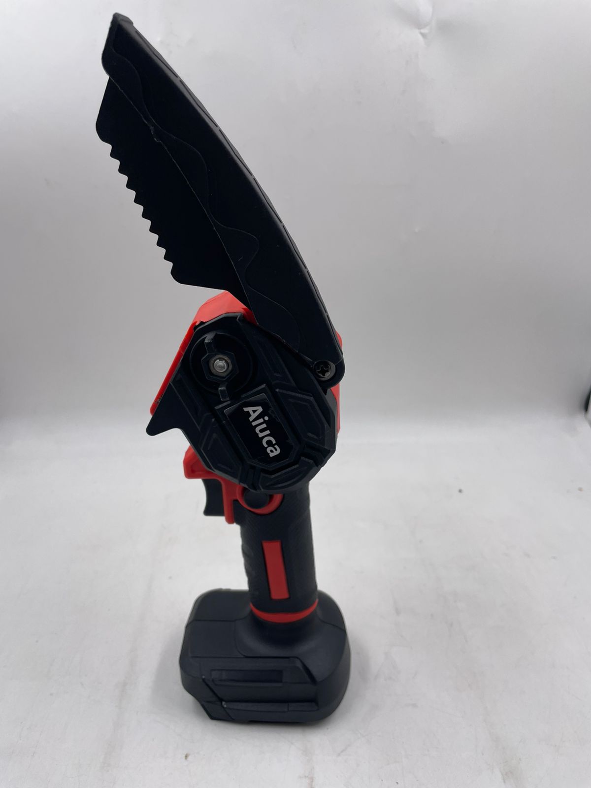 Mini motosierra inalámbrica de 6 pulgadas.