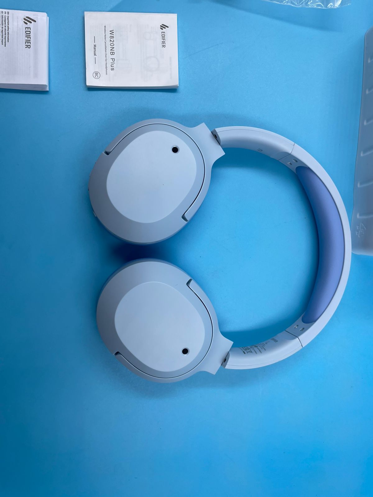 Auriculares Edifier W820NB Plus con cancelación activa de ruido.