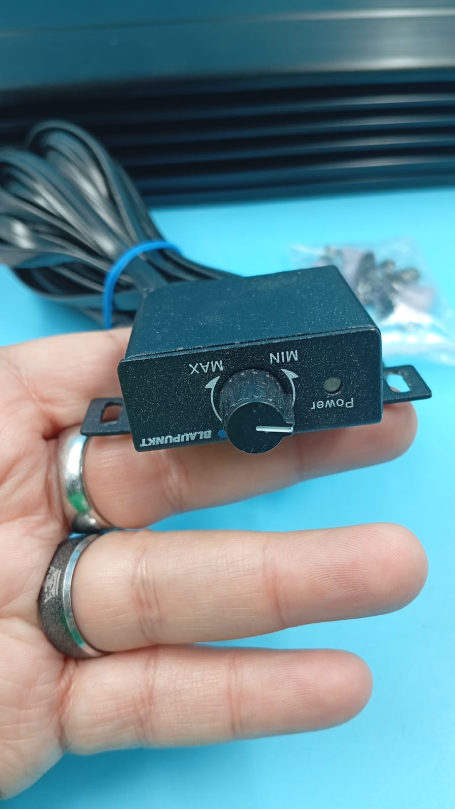 Amplificador monobloque de clase D con control de graves.