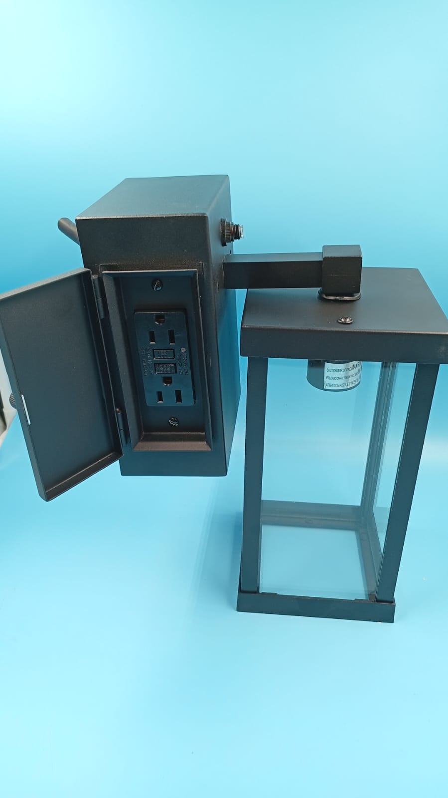 Luz de porche con tomacorriente, impermeable, sensor de luz.