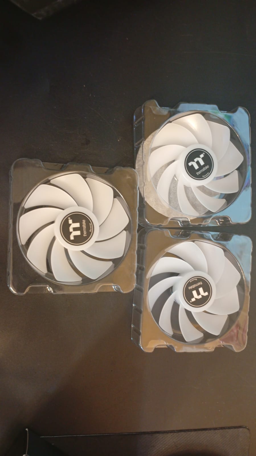 Enfriador de 3 ventiladores, conexión magnética, Thermaltake.