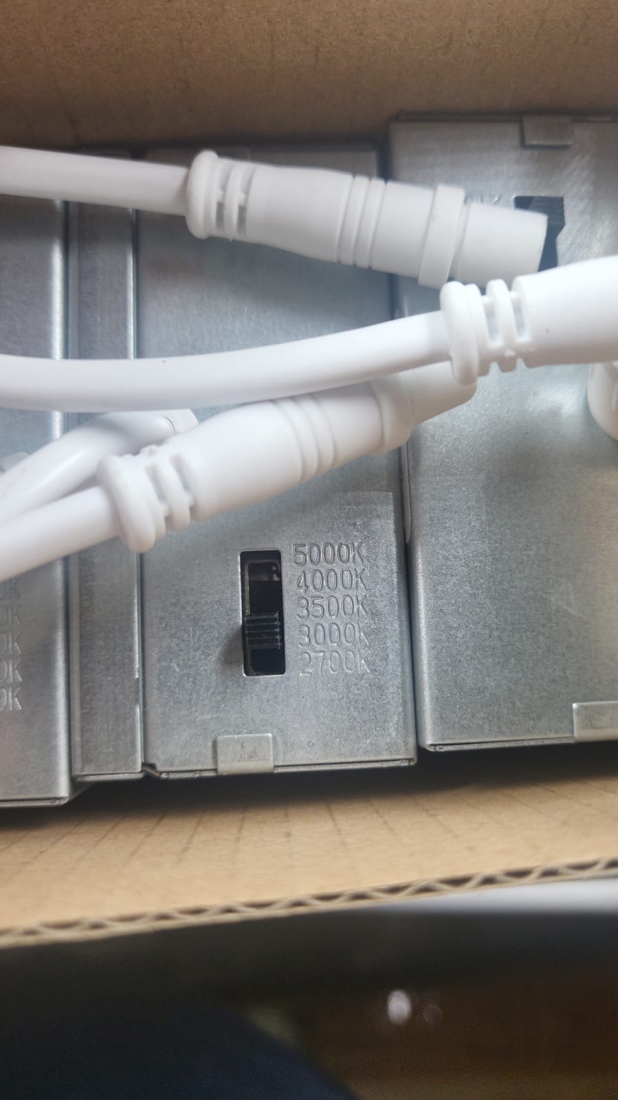 Foco empotrable de 15.24 cm – 12 W con cardán inclinado para techo, empotrado. POPANU