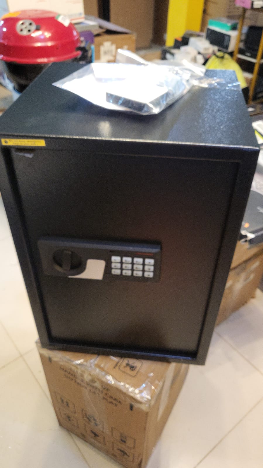 Caja de seguridad digital con teclado electrónico y llaves.