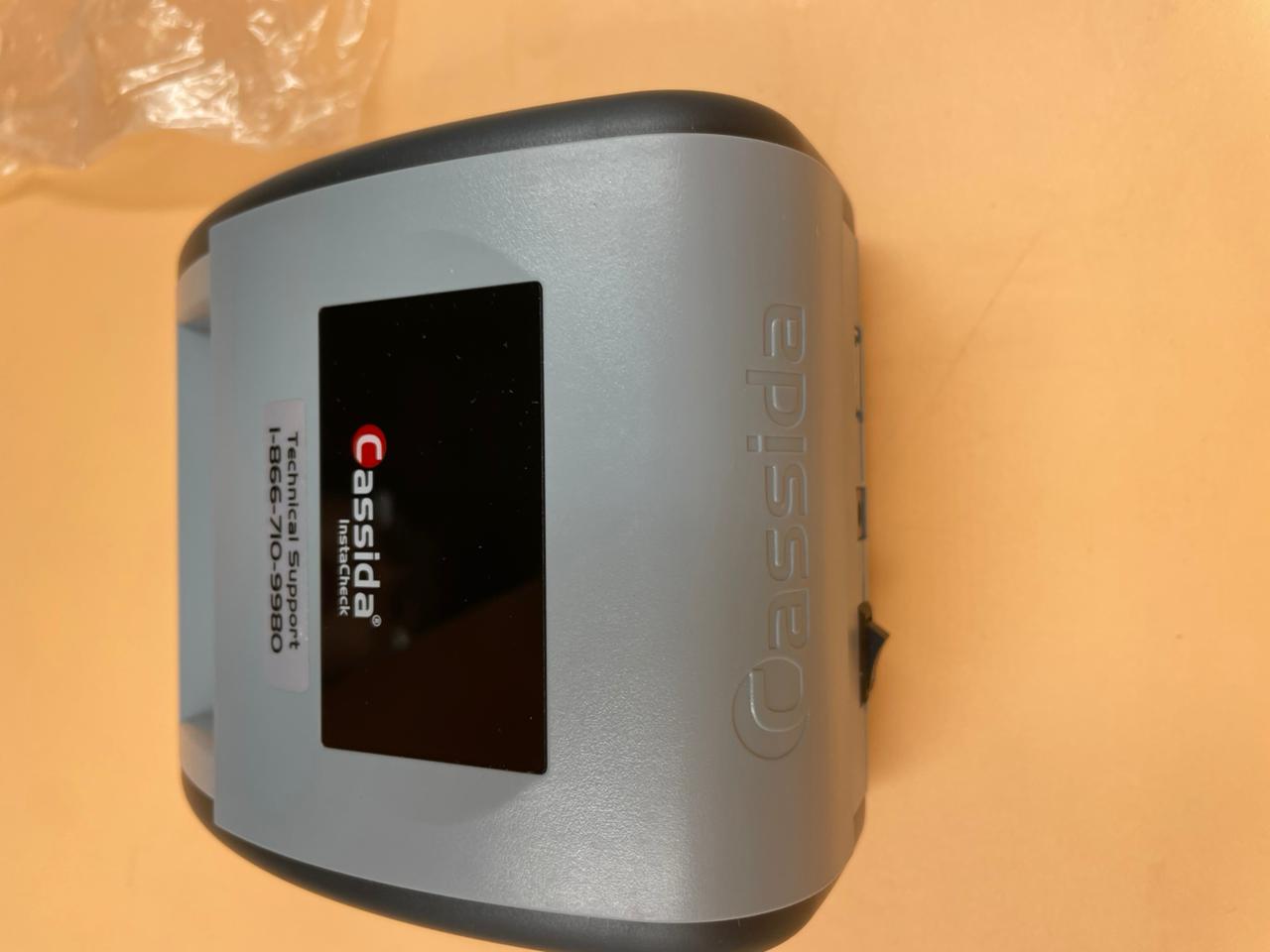 Detector automático de billetes falsos Cassida de tamaño compacto.