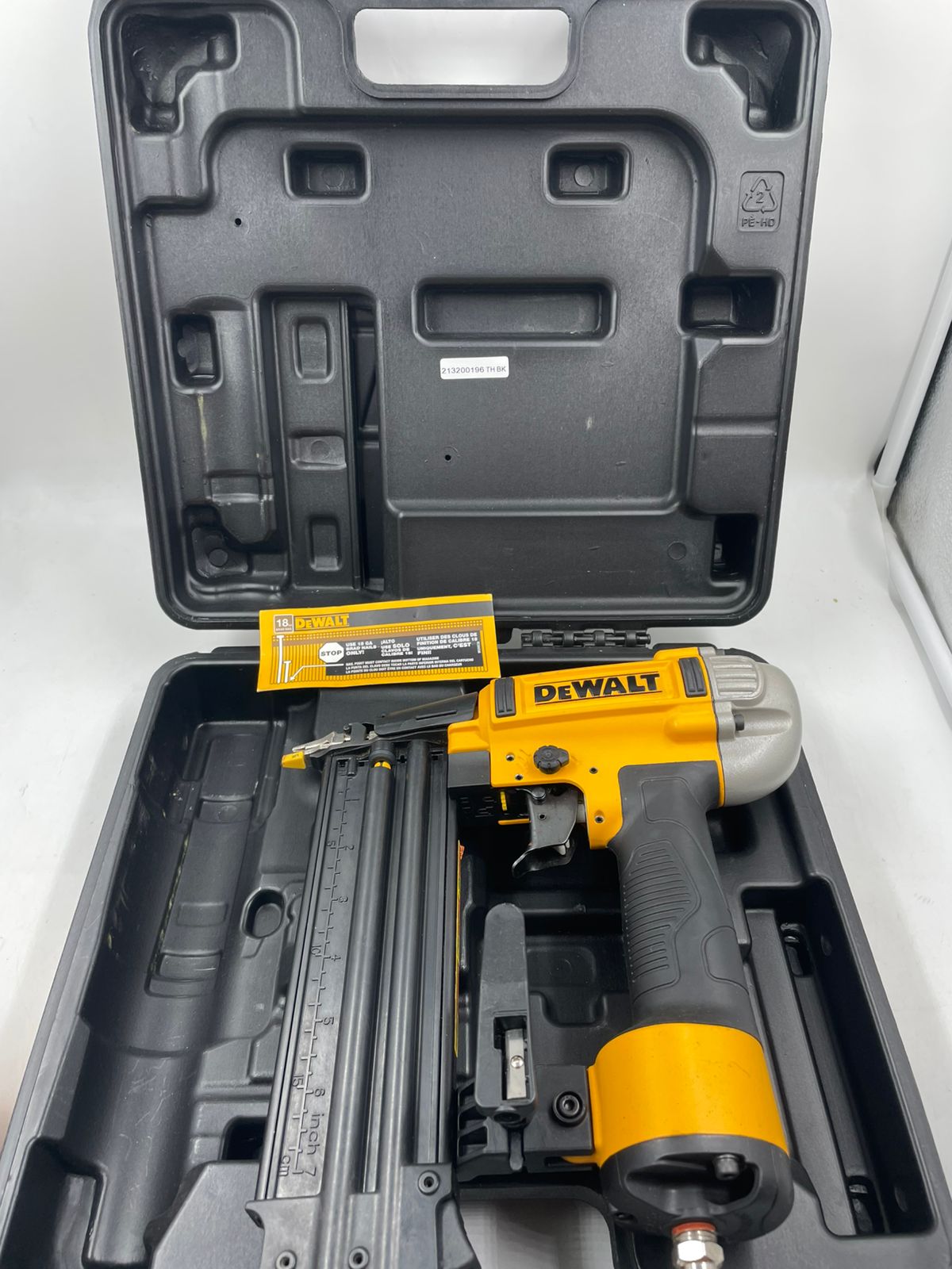 Clavadora Brad neumática calibre 18 DEWALT.(USADA)