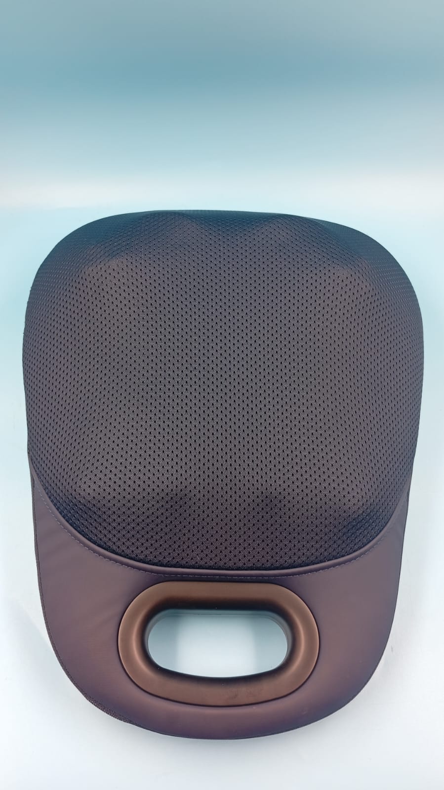 Masajeador de espalda de mano con mango ergonómico, superficie texturizada.