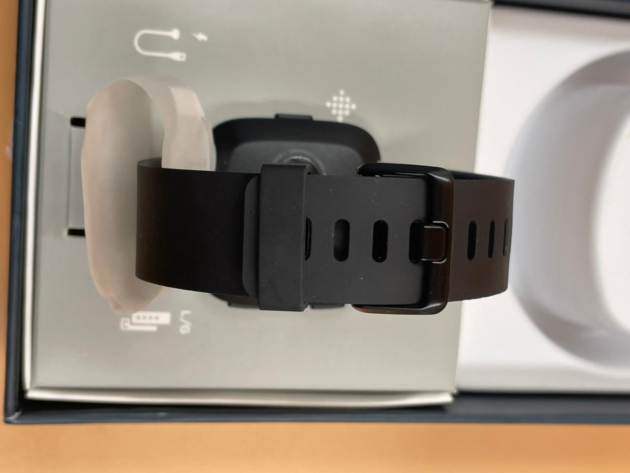 Fitbit Reloj Inteligente Versa, Aluminio Negro.(USADO)