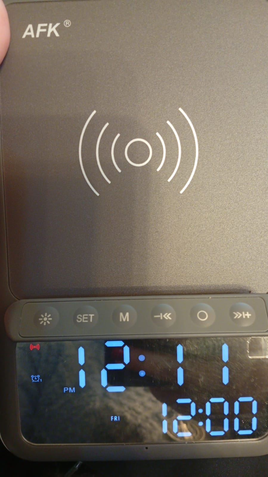 Estación, carga inalámbrica, altavoz Bluetooth, reloj despertador.