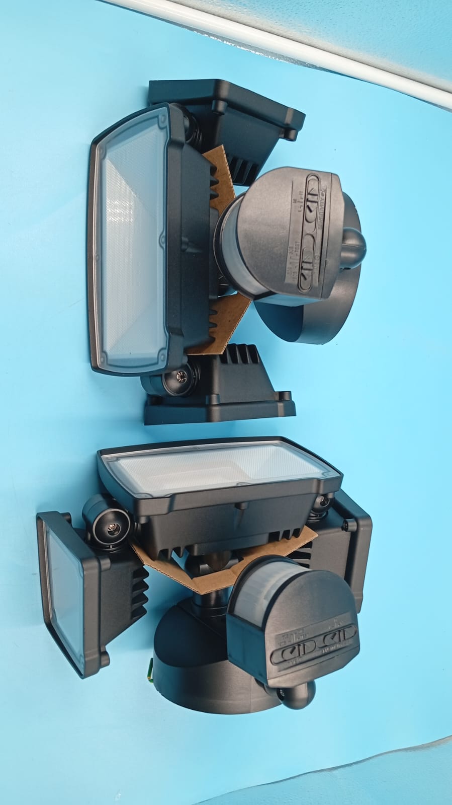 Paquete de 2 luces LED con sensor de movimiento para exteriores.