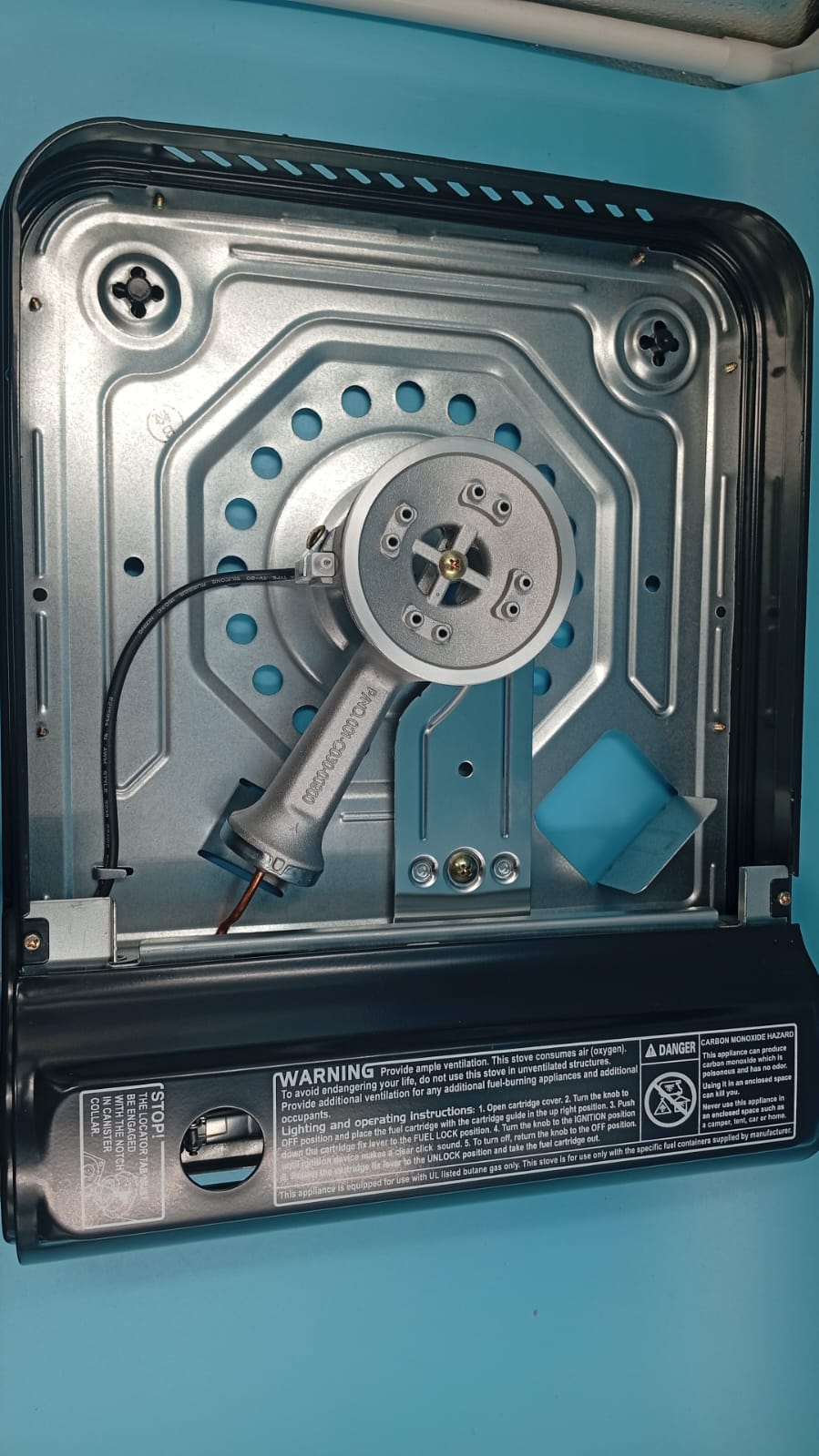 Estufa de gas butano portátil de 10.000 BTU con estuche (DETALLE).