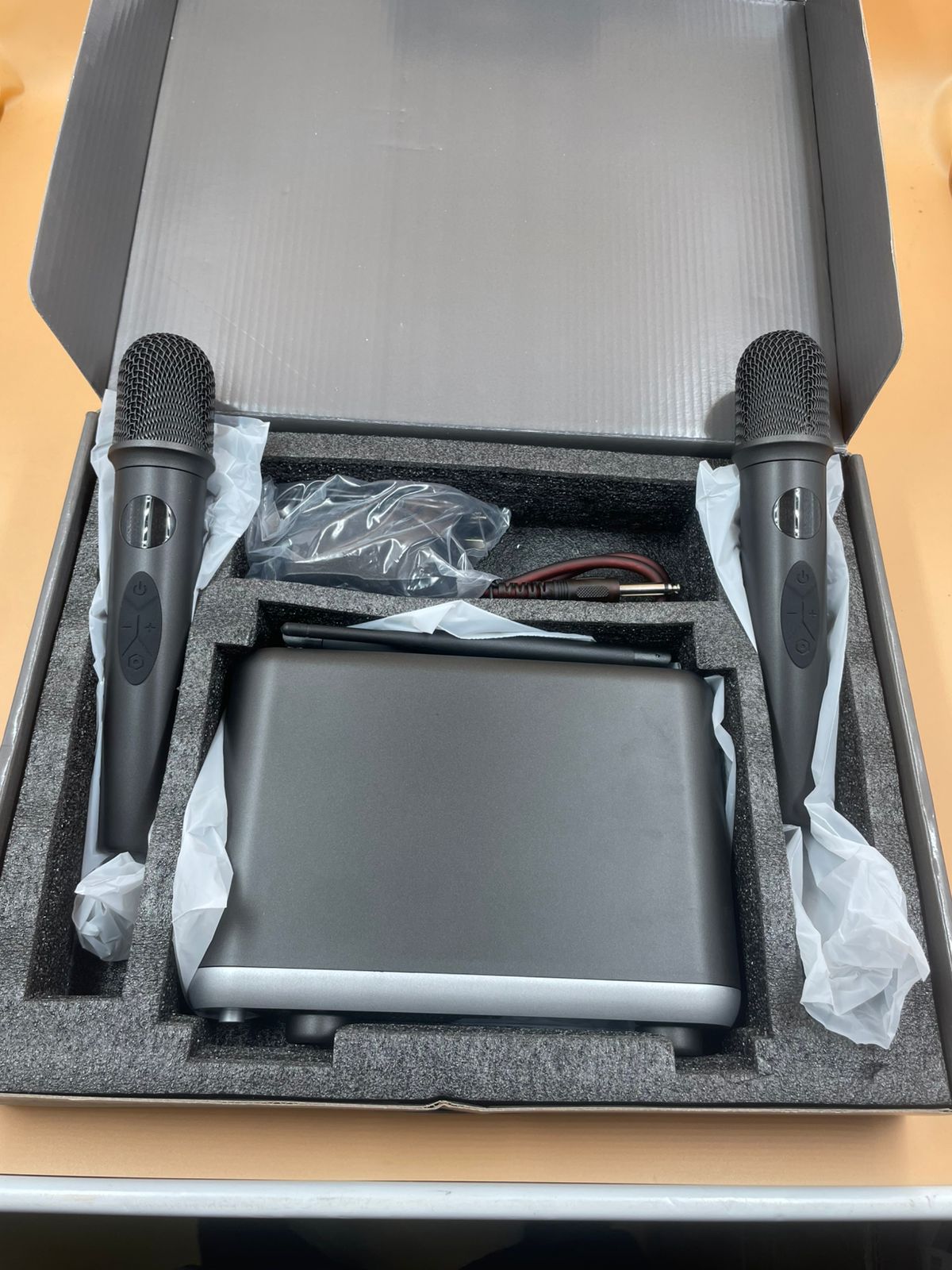 MICRÓFONOS INALÁMBRICOS PROFESIONALES HUNSON B8.