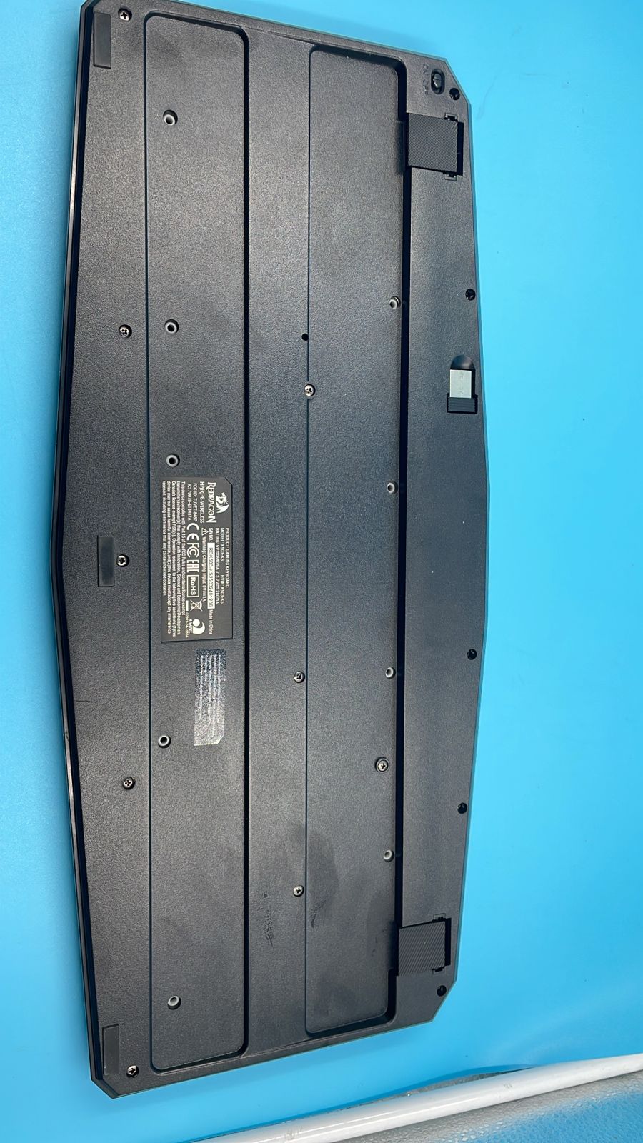 Teclado inalámbrico, Redragon con retroiluminación LED.