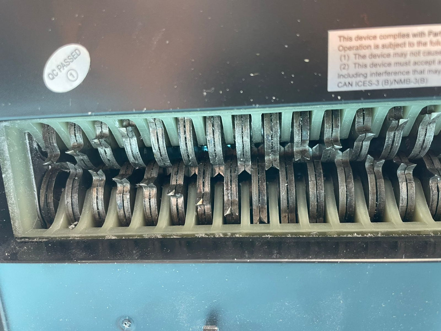 Amazon Basics Trituradora de corte transversal de 12 hojas para papel.(usada)