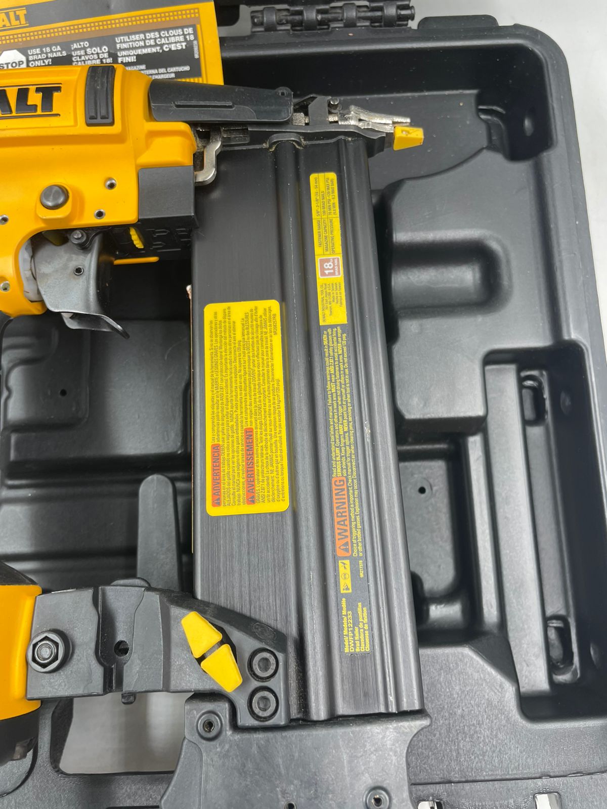 Clavadora Brad neumática calibre 18 DEWALT.(USADA)