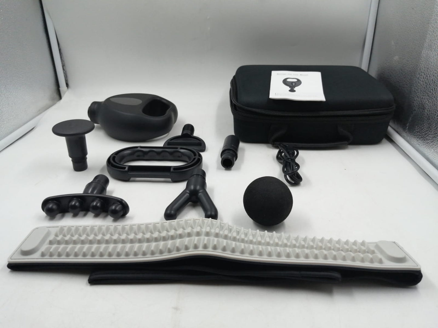 Pistola de masajes con 6 cabezales, 8 velocidades, recargable.(USADO)