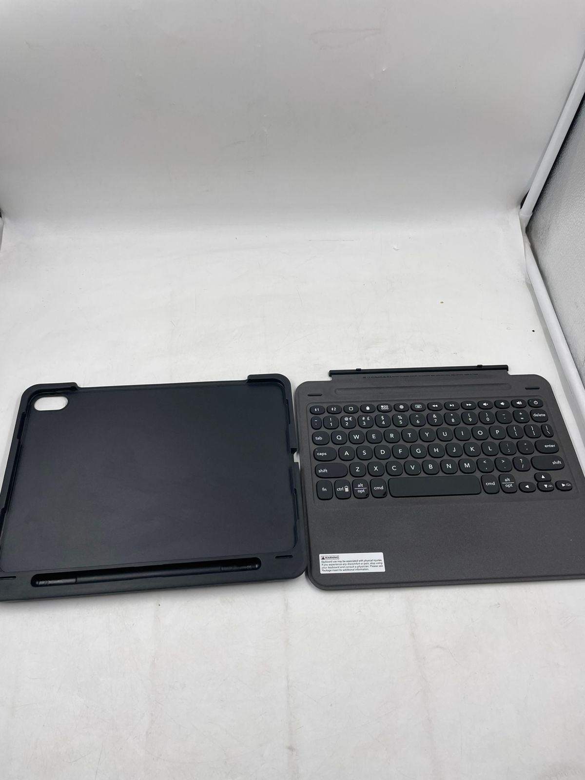 ZAGG Slim Book Go - Funda Ultradelgada con Teclado Bluetooth.