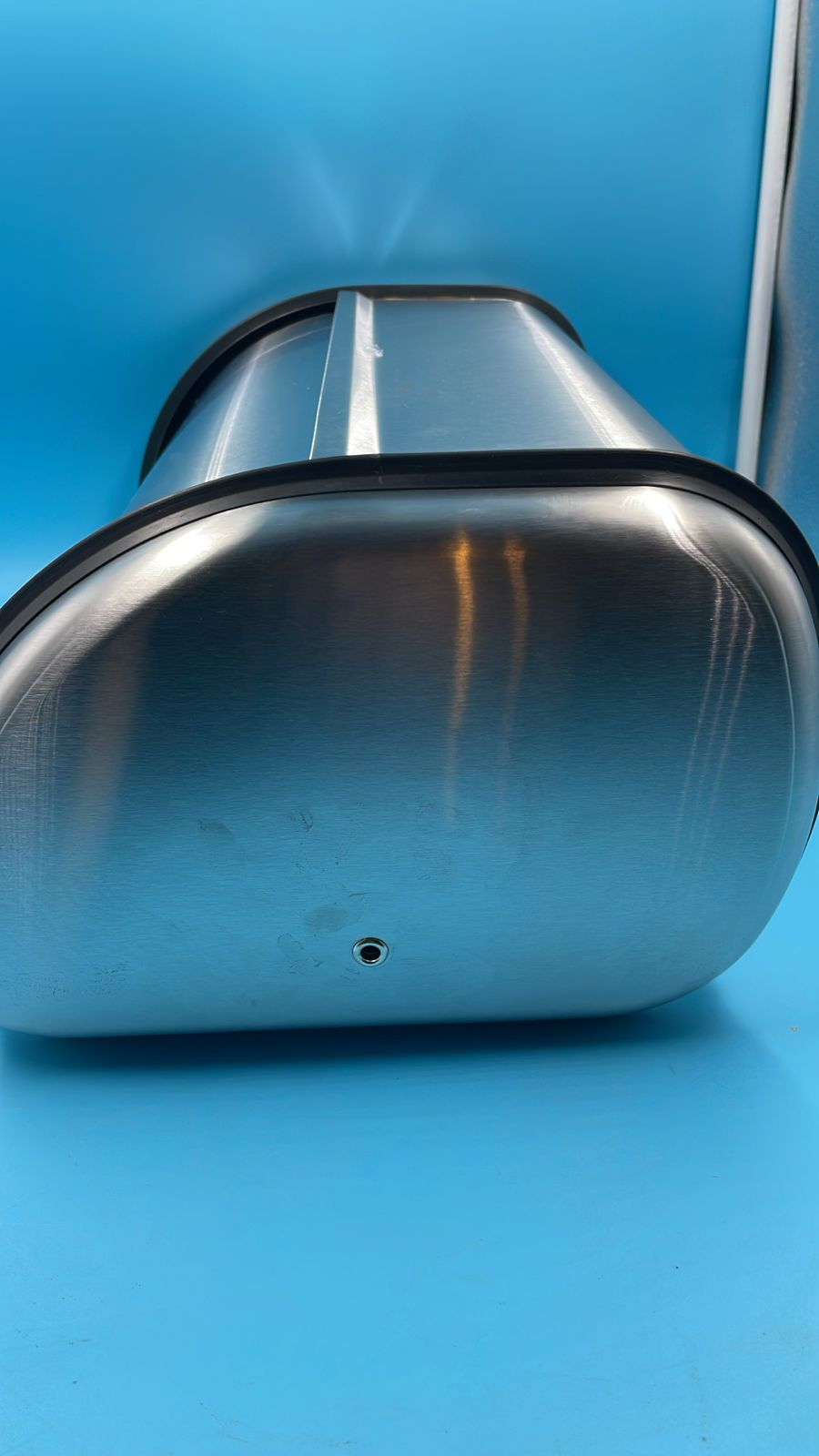 Oggi Roll Caja de acero inoxidable, plateado, para pan. (DETALLE).