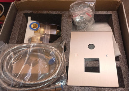 Cabezal de ducha Iuerasd de 10" y acabado en níquel cepillado (DETALLE)