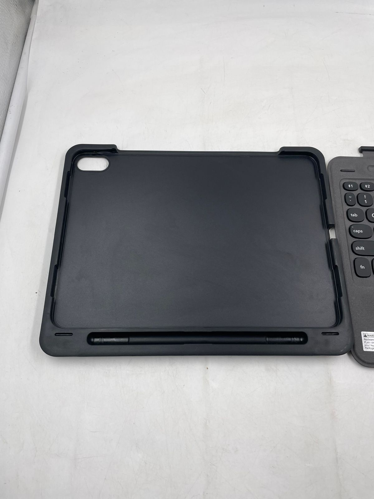 ZAGG Slim Book Go - Funda Ultradelgada con Teclado Bluetooth.