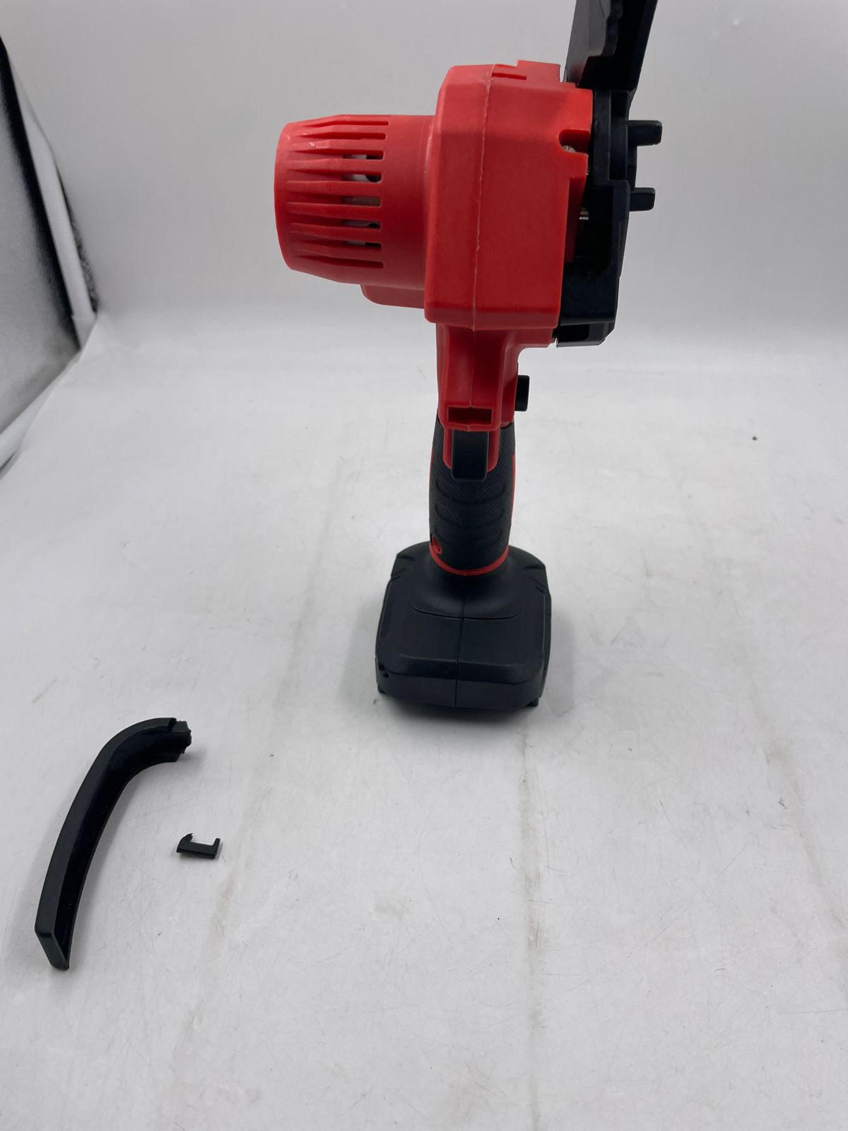 Mini motosierra inalámbrica de 6 pulgadas.