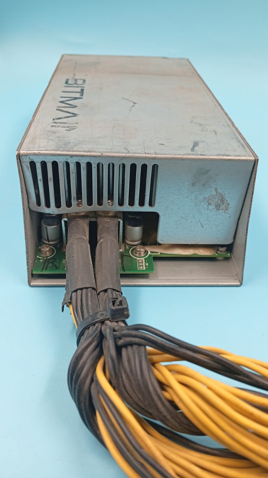 Fuente de alimentación Bitmain APW3++- 12V 1600W (USADO)