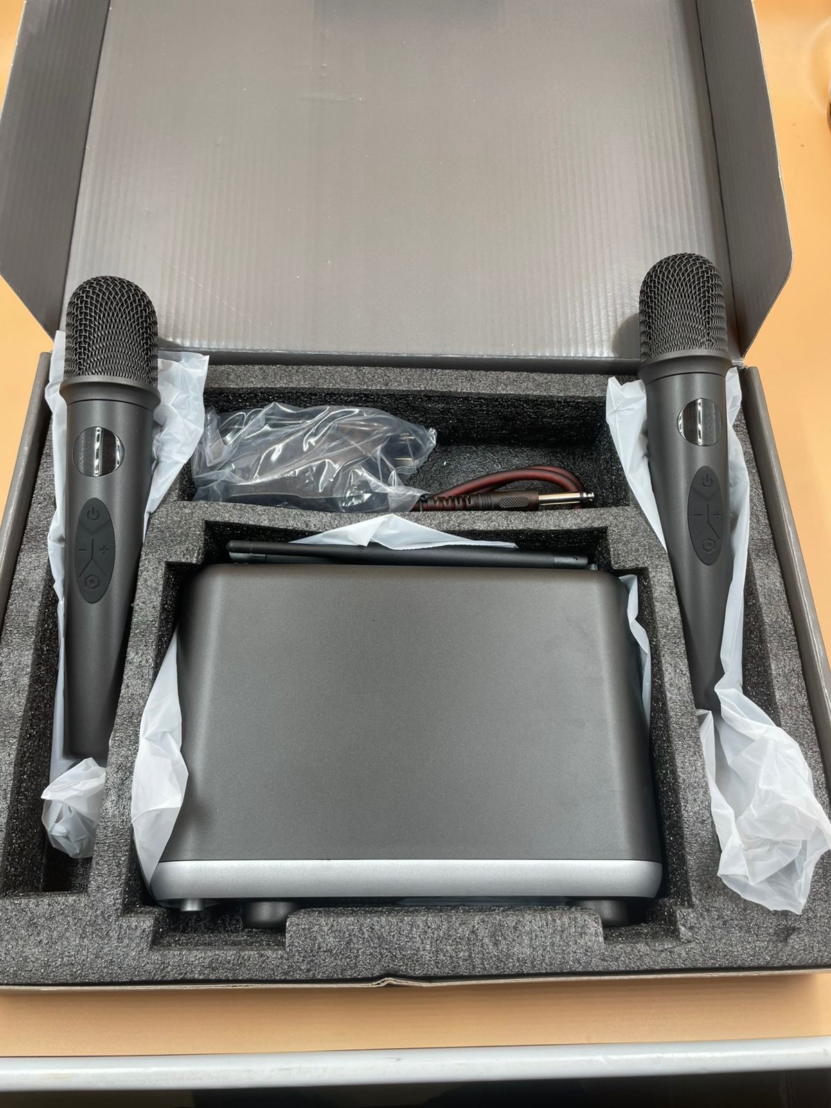 MICRÓFONOS INALÁMBRICOS PROFESIONALES HUNSON B8.