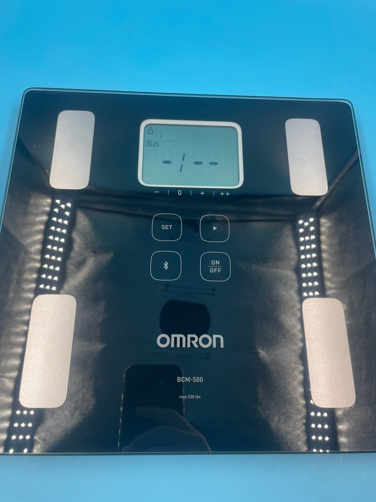 Báscula y monitor de composición corporal OMRON.