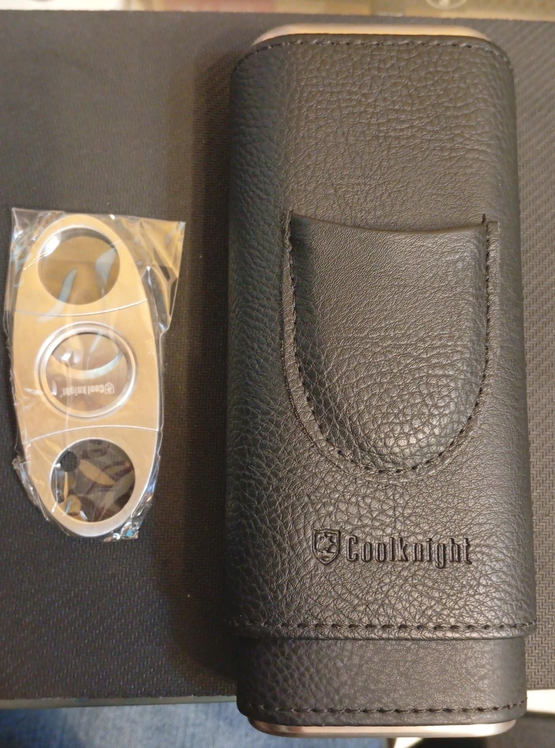 Cool Knight Estuche de Cuero para cigarros, Forro Madera de Cedro.